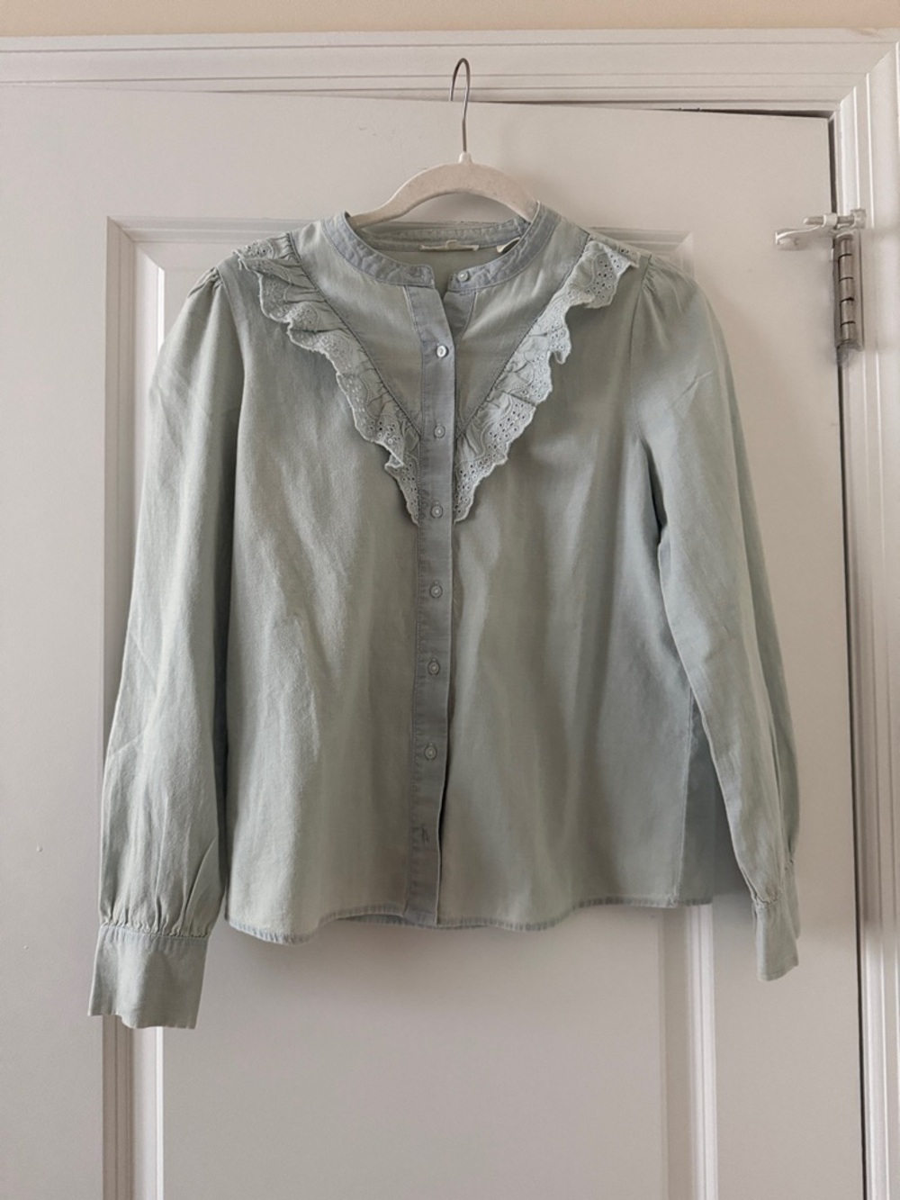 NWT Levi’s 100% cotton chambray denim ruffle button blouse xs